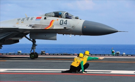 遼寧艦起飛助理作出放飛手勢(shì)，殲-15艦載戰(zhàn)斗機(jī)起飛（2020年4月攝）。張凱攝