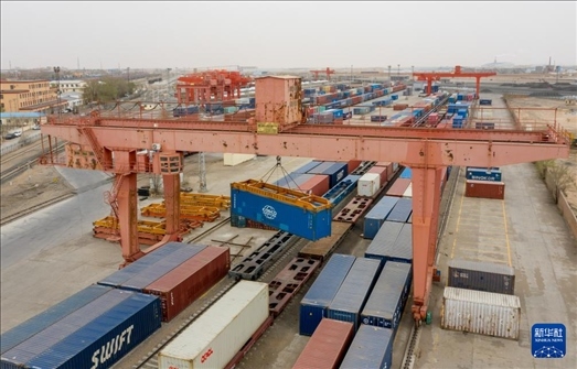 4月21日，二連浩特鐵路口岸龍門吊吊裝中歐班列集裝箱（無人機(jī)照片）。 新華社發(fā)（張海峰攝）