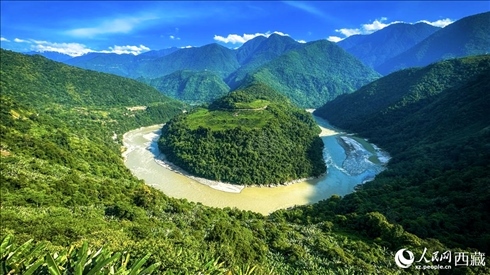 風(fēng)景秀麗、植被繁茂的西藏林芝市墨脫縣果果塘大拐彎。人民網(wǎng)記者 次仁羅布攝