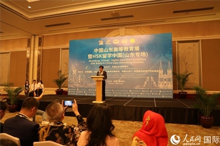 中國駐印尼大使館文化參贊周斌在活動開幕式上致辭。人民網(wǎng)記者曹師韻攝
