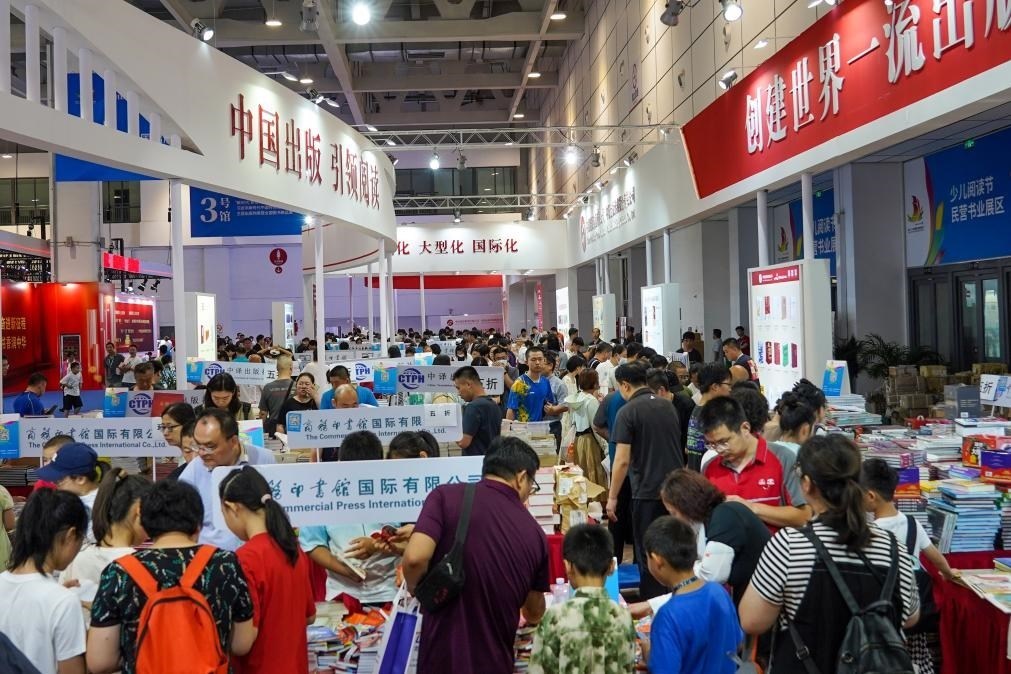 2023年7月31日，在第31屆全國(guó)圖書交易博覽會(huì)上，讀者在閱覽選購(gòu)新書。新華社記者 朱崢 攝