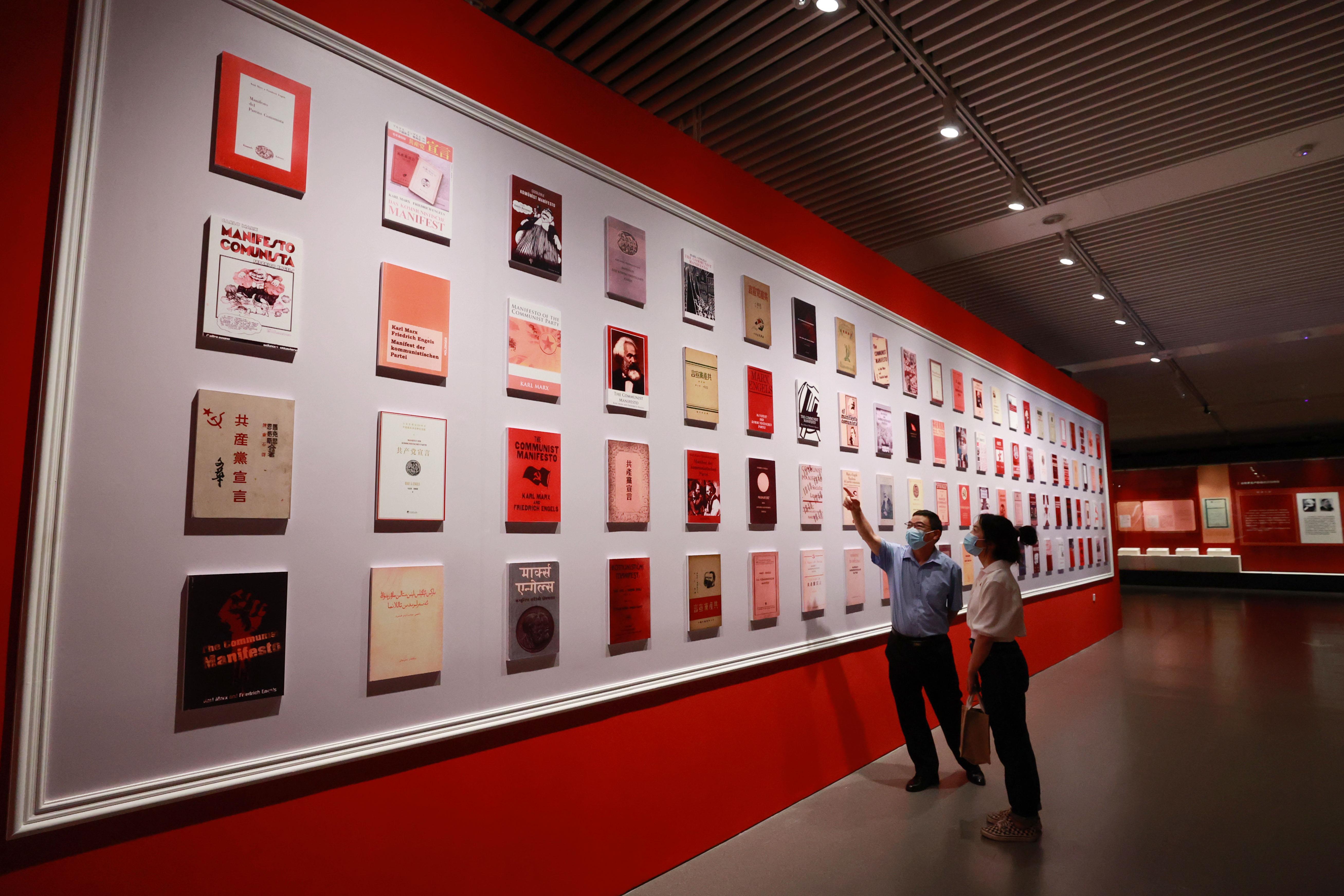 △2021年8月5日，觀眾在國家圖書館觀看不同版本的《共產(chǎn)黨宣言》。