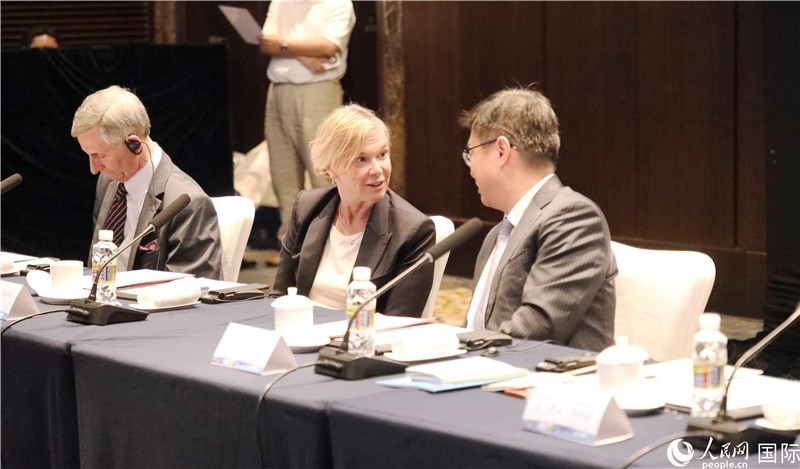 宣介會(huì)上，中外官員親切交談。人民網(wǎng)記者趙益普攝