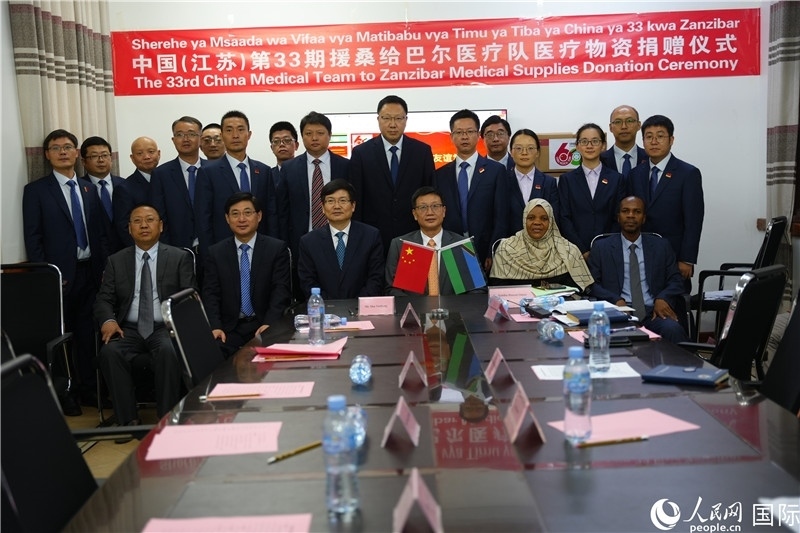 中非雙方代表及醫(yī)療隊在捐贈現(xiàn)場合影。中國援桑醫(yī)療隊供圖