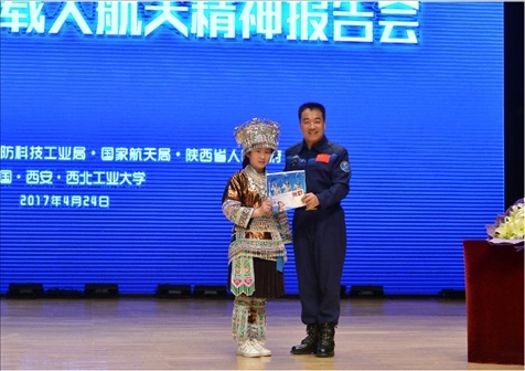 韋知月（化名）在西北工業(yè)大學(xué)與英雄航天員張曉光合影。受訪者供圖