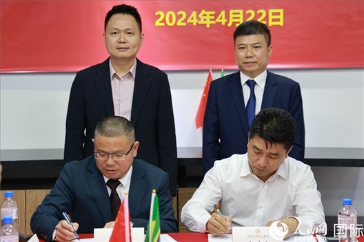 巴西中國浙江商會會長鄭俠茂（右前）與蘭溪市招商服務(wù)中心黨組副書記胡鑫亮（左前）簽署合作備忘錄。人民網(wǎng)記者 陳海琪攝