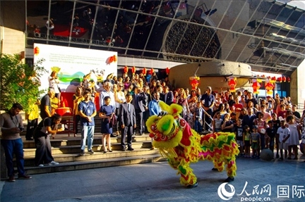 巴西民眾在里約天文館前觀看舞獅表演。四川省文化和旅游廳供圖。