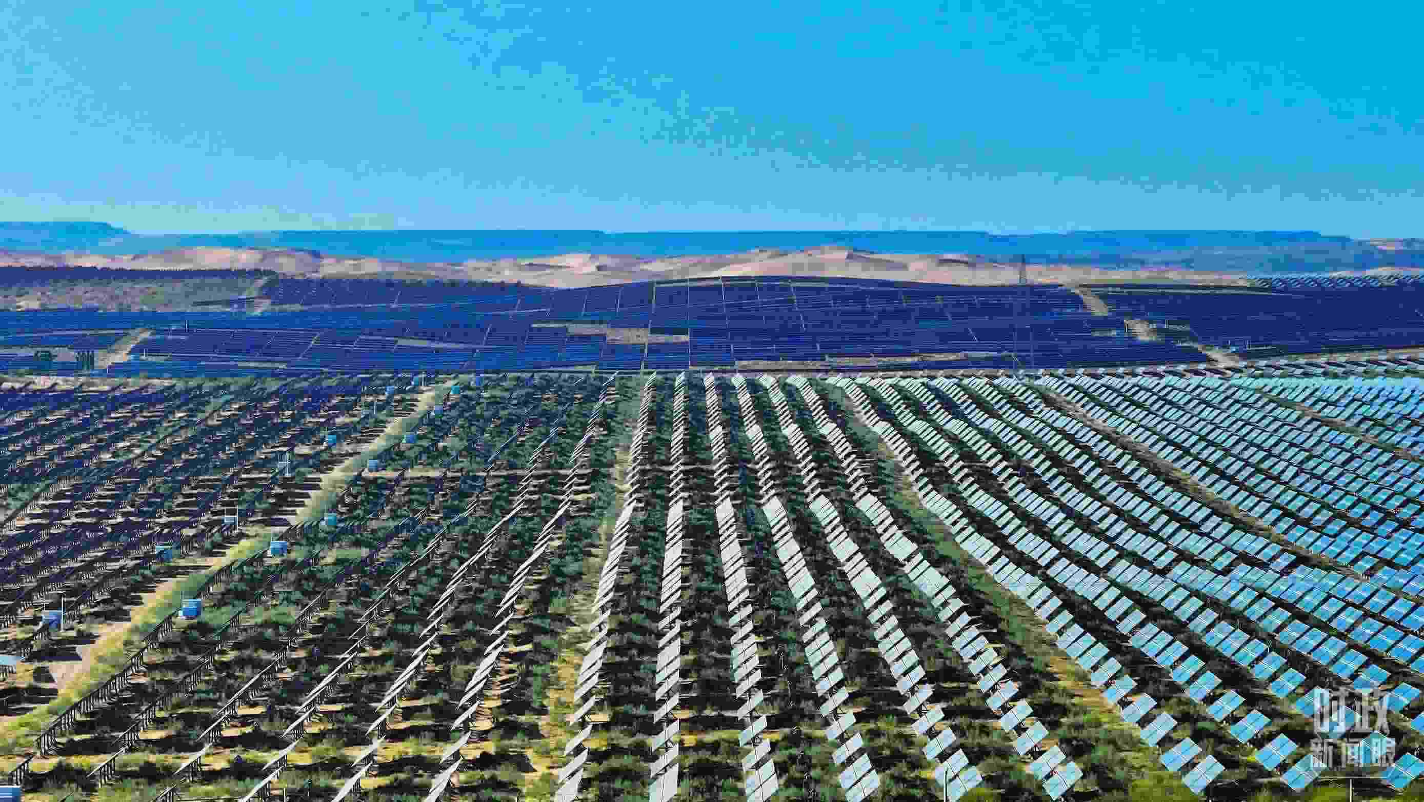 △內(nèi)蒙古鄂爾多斯，庫布其沙漠新能源基地。（圖/視覺中國）