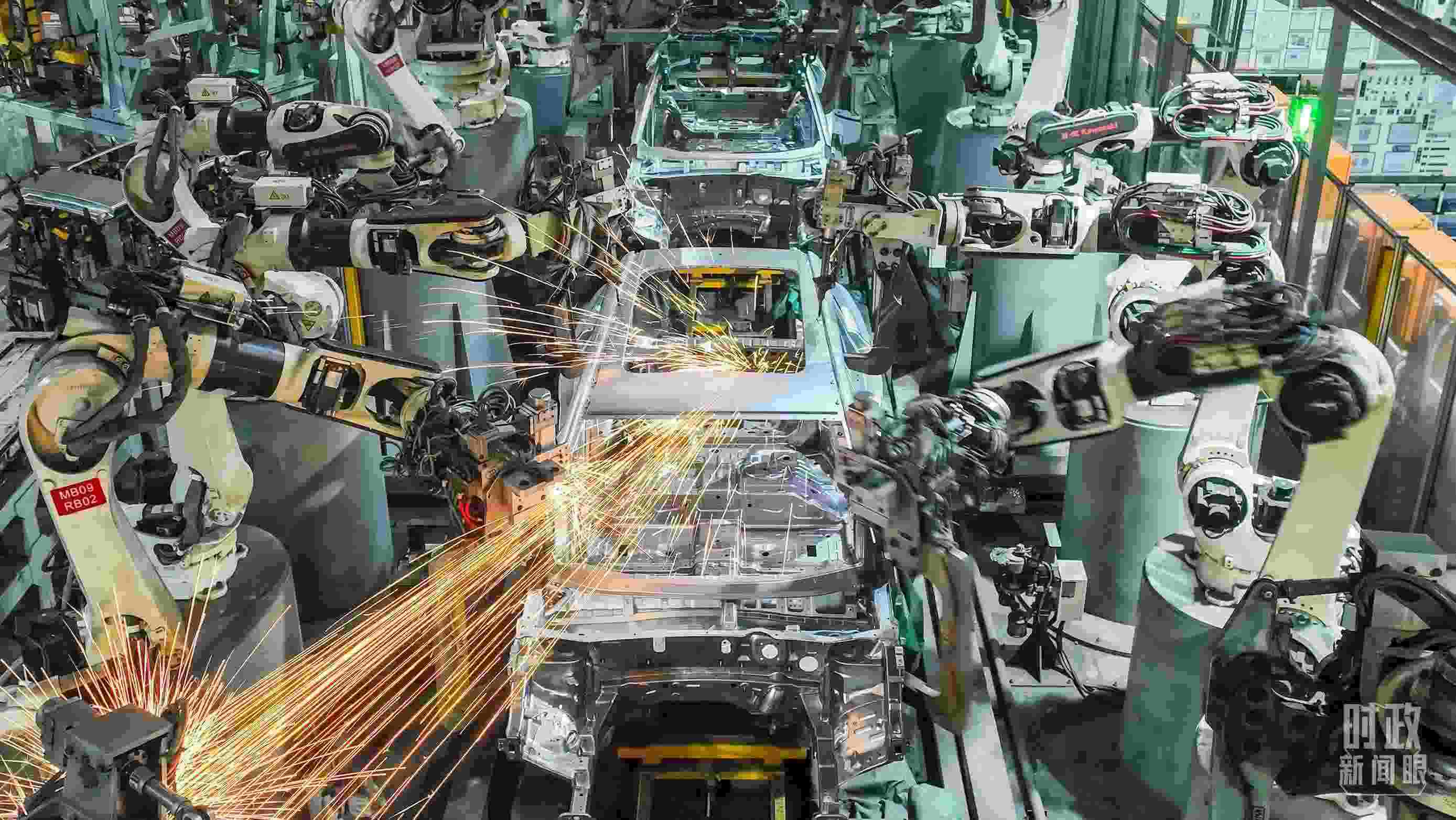 △2024年4月，重慶兩江新區(qū)的一家汽車制造企業(yè)，生產(chǎn)一派繁忙。（圖/視覺中國）