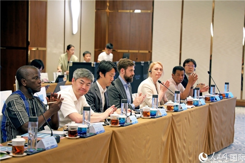 參加產(chǎn)業(yè)對(duì)接會(huì)的各國(guó)駐華使節(jié)。人民網(wǎng)記者趙益普攝