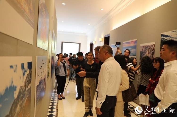 參觀者在圖片展活動(dòng)現(xiàn)場(chǎng)。拍攝者為墨西哥分社外籍雇員埃內(nèi)斯托·多明戈斯