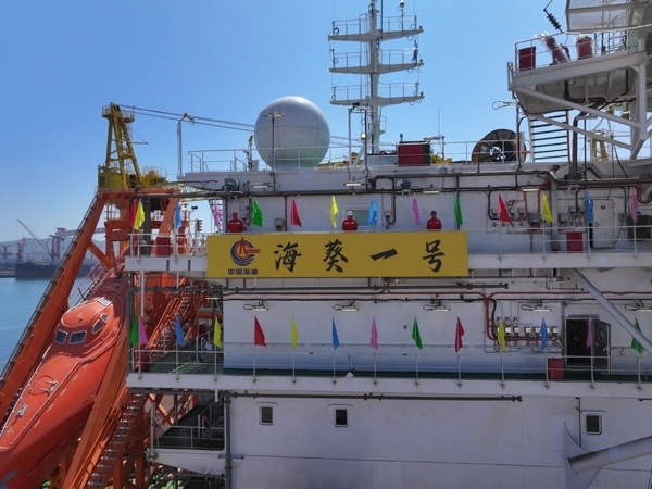 亞洲首艘圓筒型FPSO“?？惶枴苯ㄔ焱旯?。韓慶攝