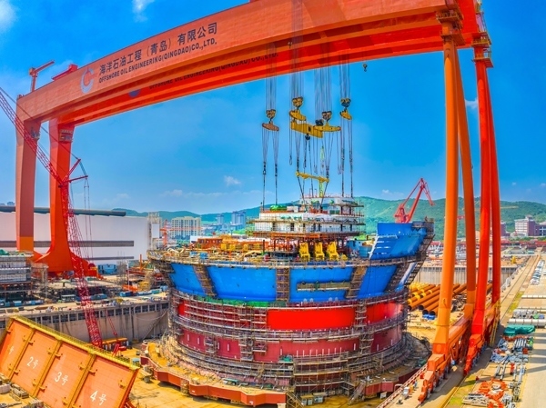 “海葵一號”通過雙龍門吊進行總裝。侯憲鵬攝