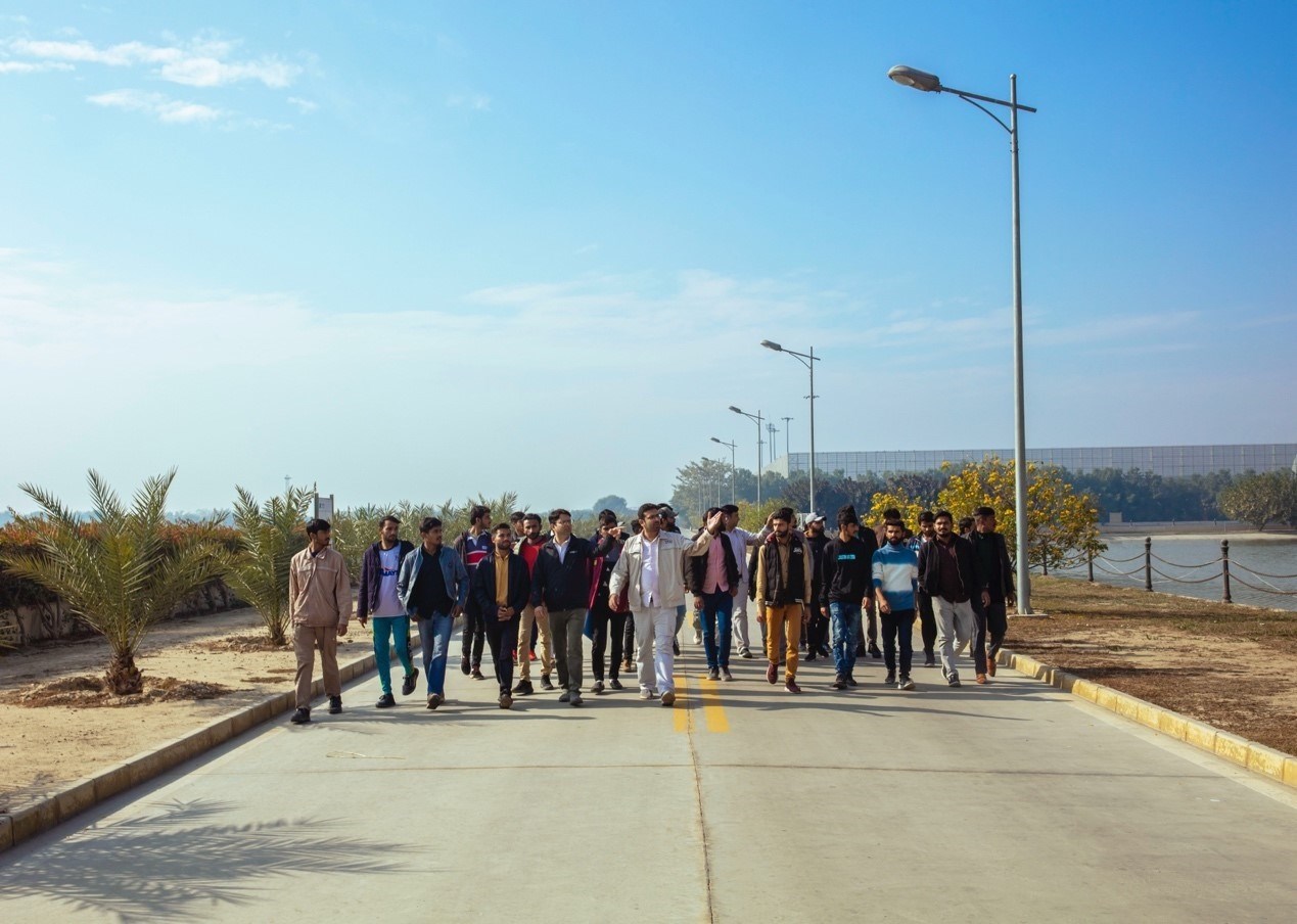 職業(yè)技校學(xué)員參觀中巴經(jīng)濟(jì)走廊薩希瓦爾電站。中國華能薩希瓦爾電站 供圖