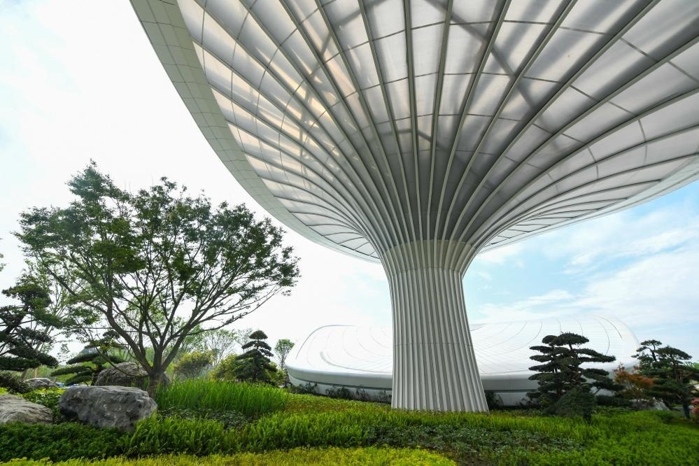 這是2024年4月22日拍攝的成都世園會(huì)主會(huì)場(chǎng)入口處的“芙蓉花”底部，它兼具收集雨水、循環(huán)利用的功能。新華社記者 王曦 攝