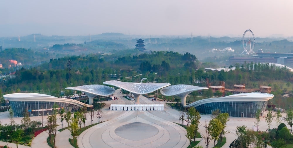 這是成都世園會(huì)主會(huì)場(chǎng)入口（無(wú)人機(jī)照片，2024年4月14日攝）。新華社記者 江宏景 攝