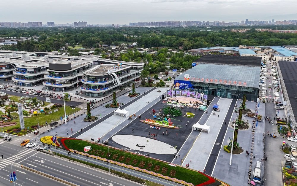 這是2024年4月23日拍攝的成都世園會(huì)郫都分會(huì)場(chǎng)（無(wú)人機(jī)照片）。新華社記者 王曦 攝