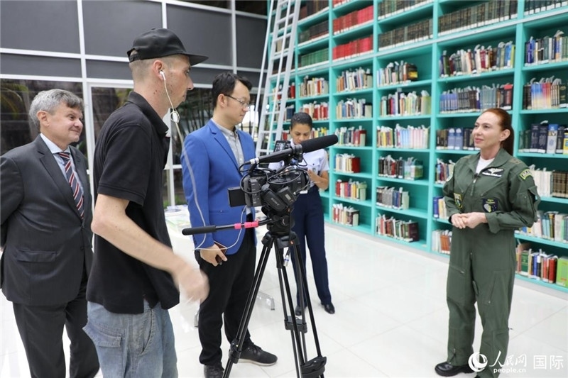 巴西高等防務學院院長卡拉·利里奧·馬丁斯接受了人民網(wǎng)的視頻采訪。 人民網(wǎng)記者 陳一鳴攝