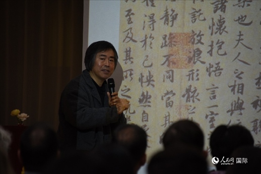 國家畫院王東聲教授介紹中國書法作品。人民網(wǎng)記者 殷淼攝