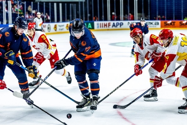 雙方球員爭搶。圖片來源：國際冰聯