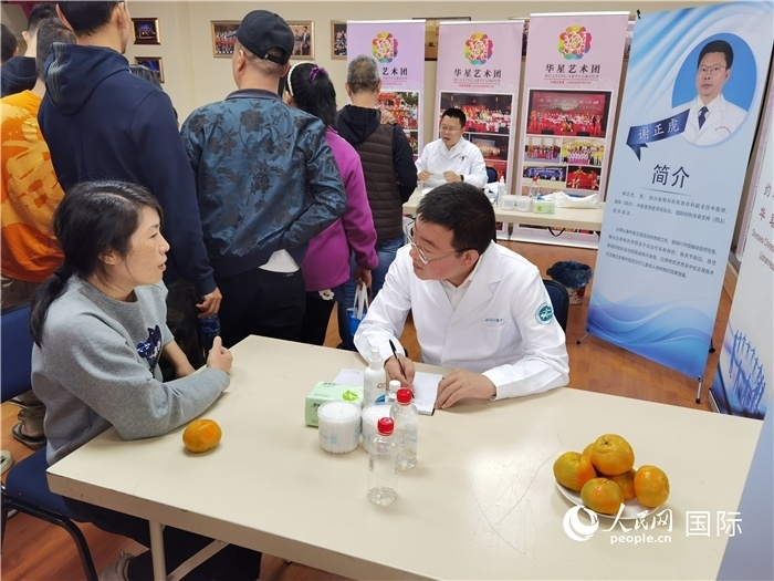 中醫(yī)專家為當(dāng)?shù)厝A僑華人提供中醫(yī)咨詢和診療服務(wù)。 （本報記者 楊謳 攝）