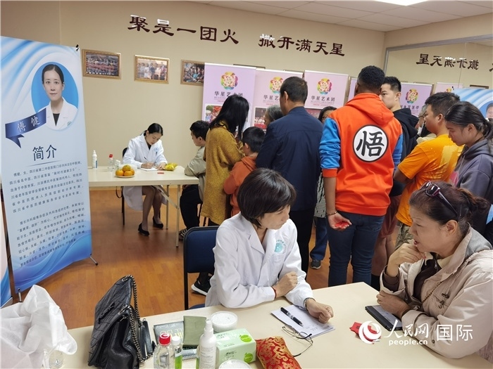 中醫(yī)專家為當(dāng)?shù)厝A僑華人提供中醫(yī)咨詢和診療服務(wù)。 （本報記者 楊謳 攝）