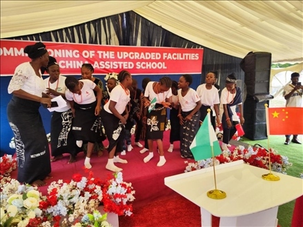 師生們載歌載舞。駐尼日利亞使館供圖