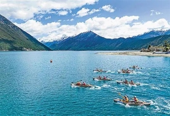 2024年4月20日，2024年巴松措國際漂流公開賽的選手在比賽中。 新華社記者 孫非攝