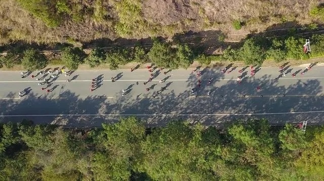 1月6日，健身愛好者在徒步活動中（無人機(jī)照片）。新華社記者 黃國保攝