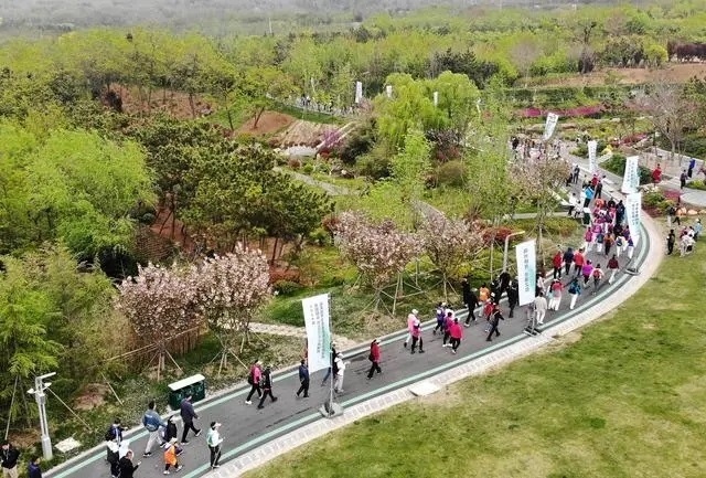 4月27日，登山愛好者在浮山森林公園參加登山健身活動（無人機(jī)照片）。新華社記者 李紫恒攝