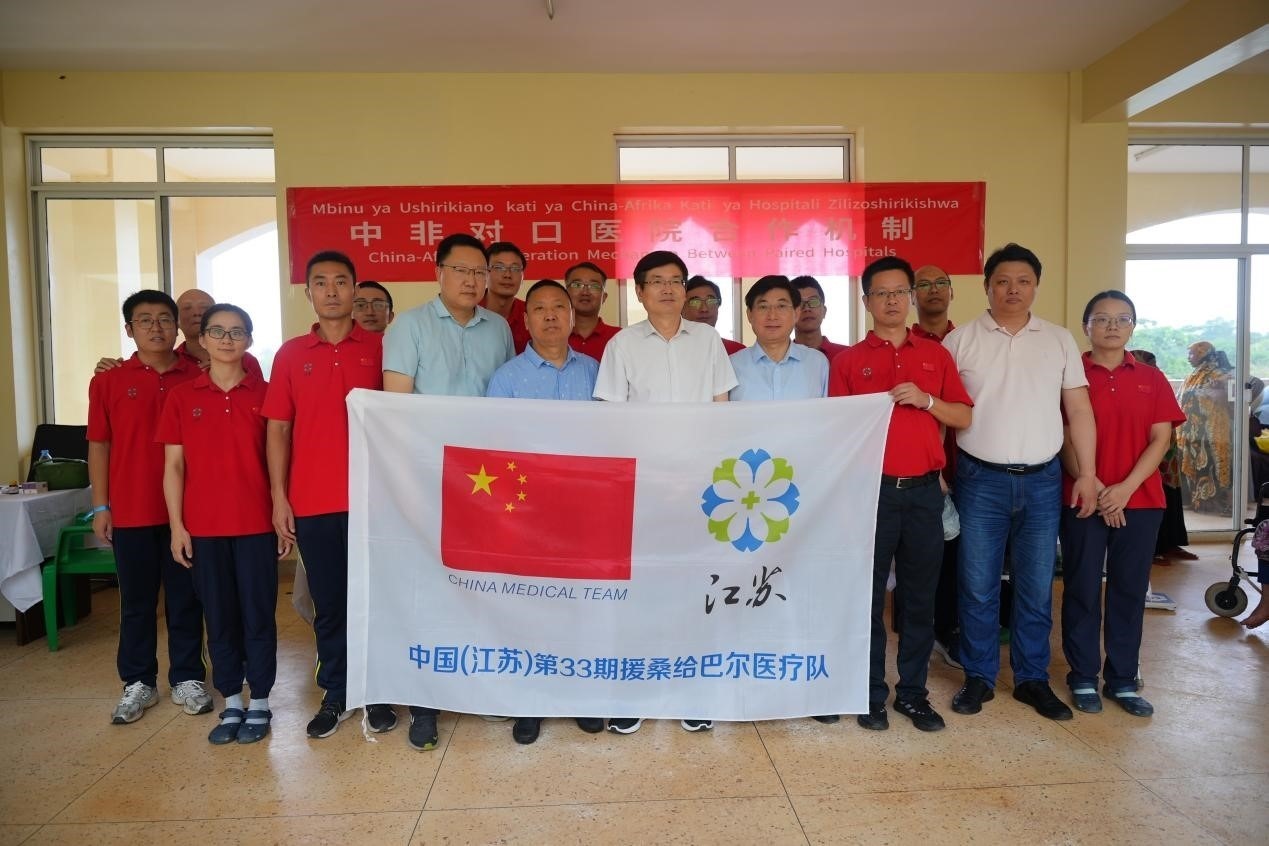 揚州市衛(wèi)健系統(tǒng)代表團(tuán)和醫(yī)療隊在義診現(xiàn)場合影。中國援桑醫(yī)療隊供圖