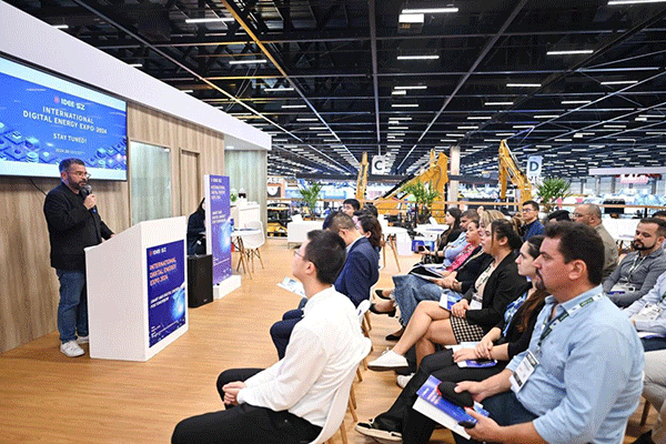 當?shù)貢r間4月26日，深圳市發(fā)展和改革委員會在巴西圣保羅國際工程機械及礦山機械展上舉行專題推介會，介紹將于今年下半年在深圳市舉辦的2024國際數(shù)字能源展。 2024國際數(shù)字能源展組委會供圖