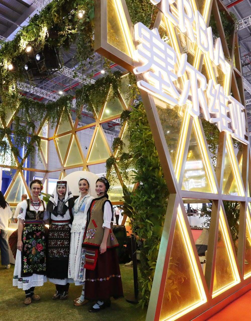 2023年11月6日，身著傳統(tǒng)服飾的演職人員在上海進(jìn)博會(huì)國(guó)家展塞爾維亞展臺(tái)迎接參觀者。第六屆進(jìn)博會(huì)國(guó)家展全面恢復(fù)線下舉辦，洪都拉斯、塞爾維亞、越南、南非、哈薩克斯坦作為本屆進(jìn)博會(huì)主賓國(guó)在國(guó)家展亮相。新華社記者 方喆 攝