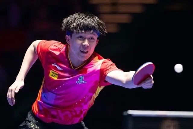 2024年4月15日，王楚欽在澳門世界杯比賽中回球。新華社記者 張金加攝