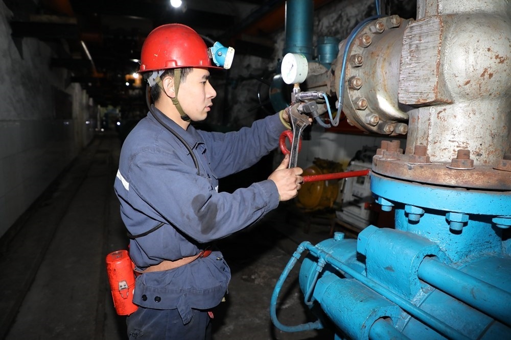 2024年4月30日，冀中能源峰峰集團新屯礦機電區(qū)副區(qū)長顧博在井下泵房檢修水泵。新華社發(fā)