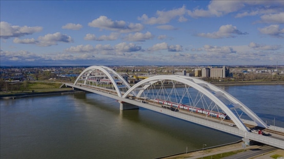 △2024年3月12日，一列火車運行在匈塞鐵路塞爾維亞境內(nèi)貝諾段諾維薩德多瑙河大橋上。