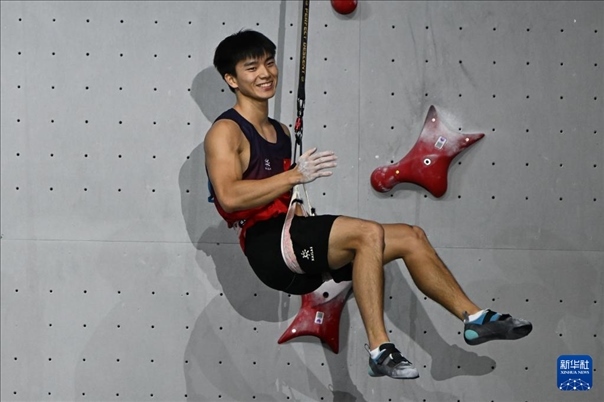 2024年4月13日，在江蘇吳江舉行的2024年國(guó)際攀聯(lián)攀巖世界杯（吳江站）男子速度決賽中，中國(guó)選手伍鵬獲得冠軍。圖為中國(guó)選手伍鵬在決賽后慶祝。新華社發(fā)（王須中攝）