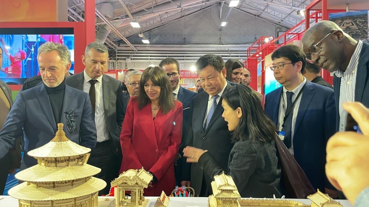 巴黎市市長安妮·伊達爾戈參觀展覽。主辦方供圖