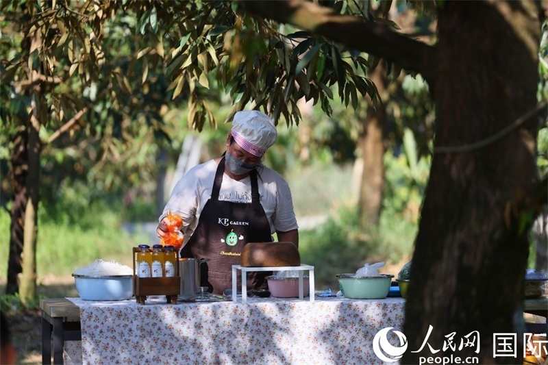 工作人員正在準(zhǔn)備特色果汁。人民網(wǎng)記者 白元琪攝