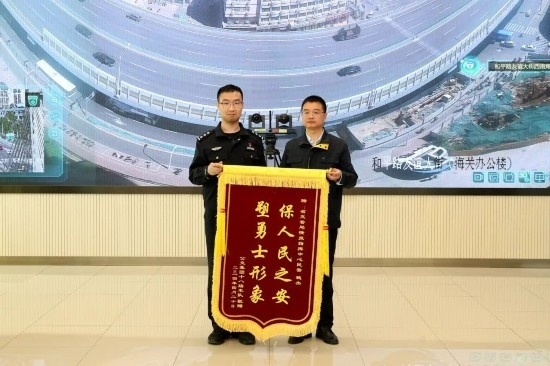 公交車(chē)上他一聲大吼！魏杰，好樣的！