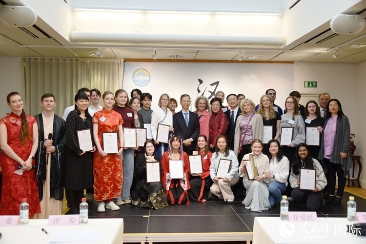 中國駐瑞典大使崔愛民、使館負責(zé)教育事務(wù)的黃立瓊參贊、預(yù)選賽評委老師和指導(dǎo)老師，以及所有獲獎選手合影留念。人民網(wǎng)記者 殷淼攝