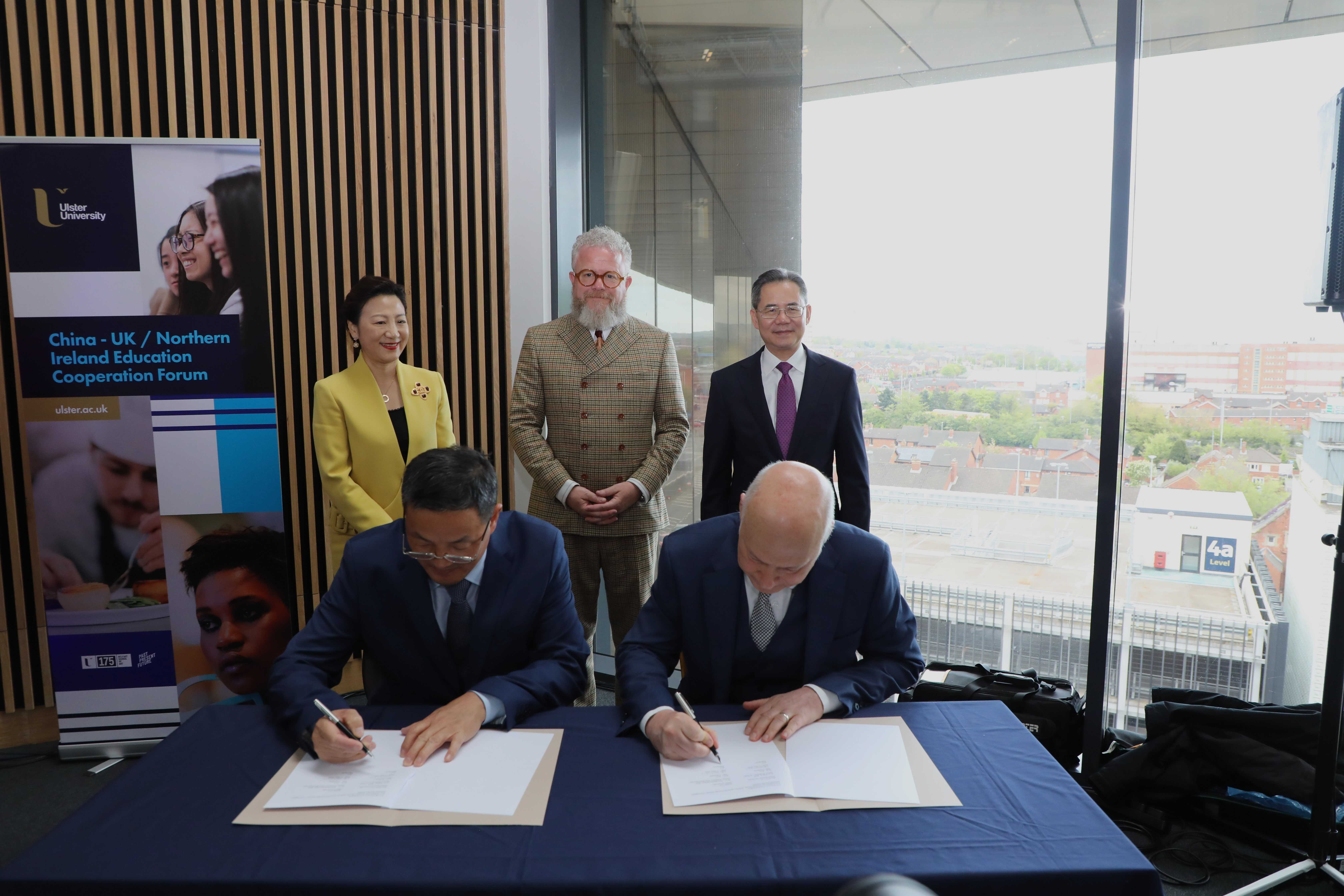 湖北師范大學(xué)同奧斯特大學(xué)簽署共建教育語(yǔ)言文化交流中心的協(xié)議現(xiàn)場(chǎng)。中國(guó)駐英國(guó)大使館供圖