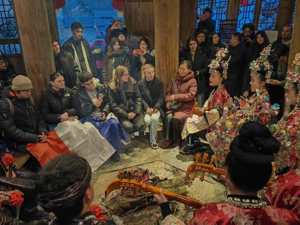 法國青年在榕江體驗民俗文化。新華社記者 羅羽 攝