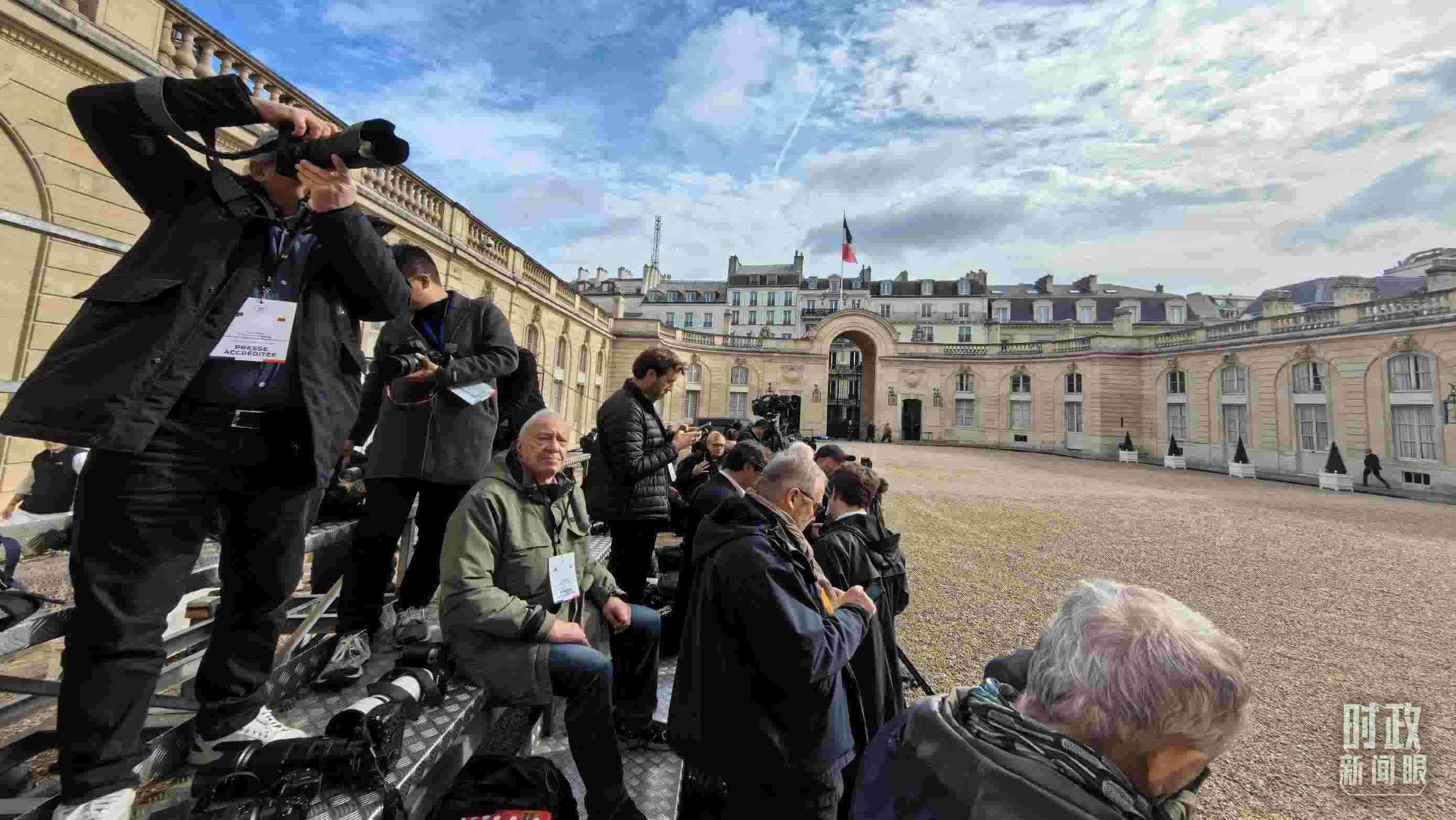 △媒體記者密切關(guān)注當(dāng)天活動(dòng)。（總臺(tái)央視記者陸泓宇拍攝）