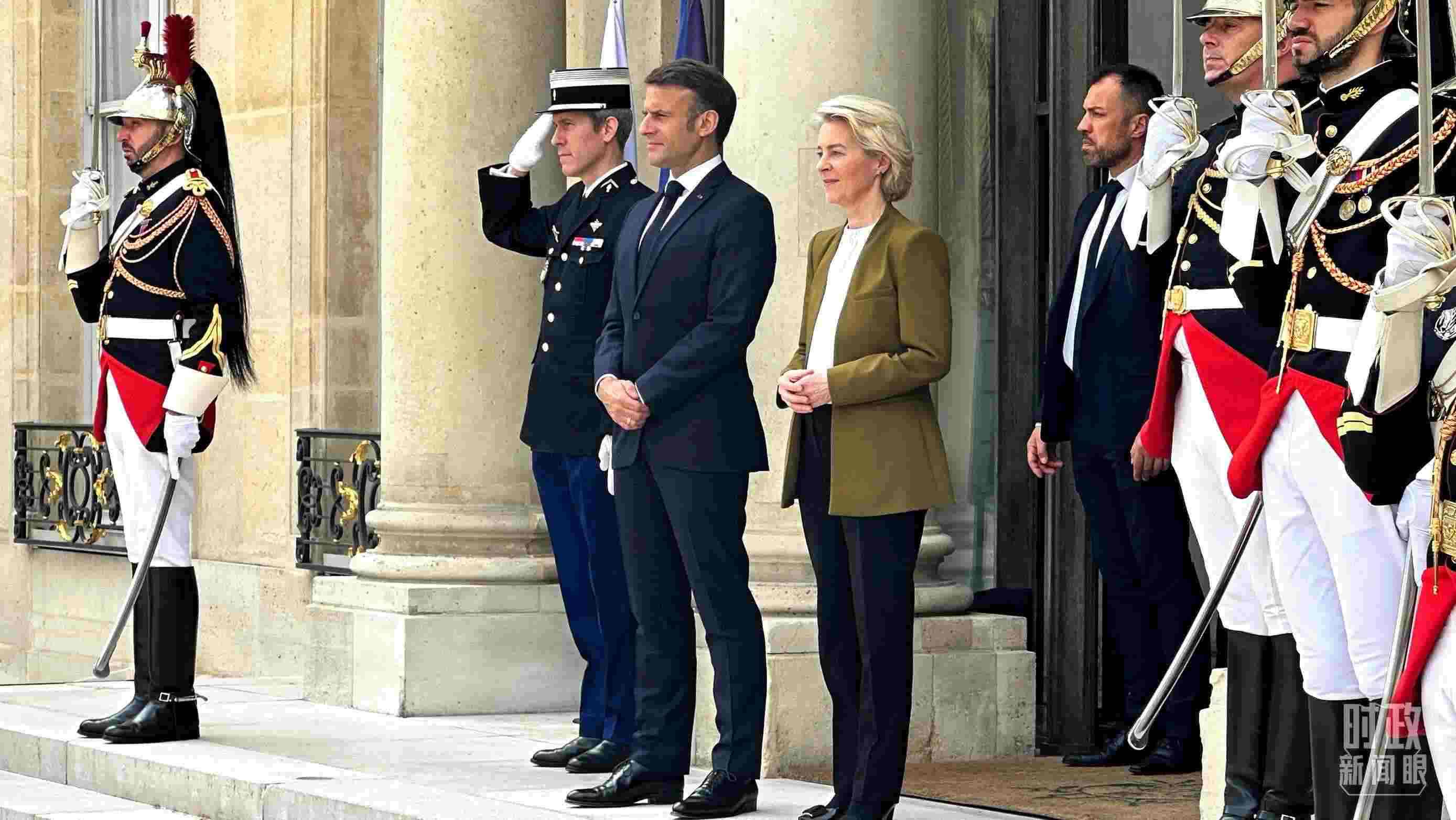 △中法歐領(lǐng)導(dǎo)人三方會(huì)晤后，馬克龍總統(tǒng)和馮德萊恩主席將習(xí)主席送至上車處。（總臺(tái)央視記者關(guān)舟拍攝）