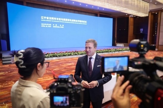 4月26日，寶馬集團(tuán)董事長(zhǎng)齊普策接受采訪。新華社記者 潘昱龍 攝