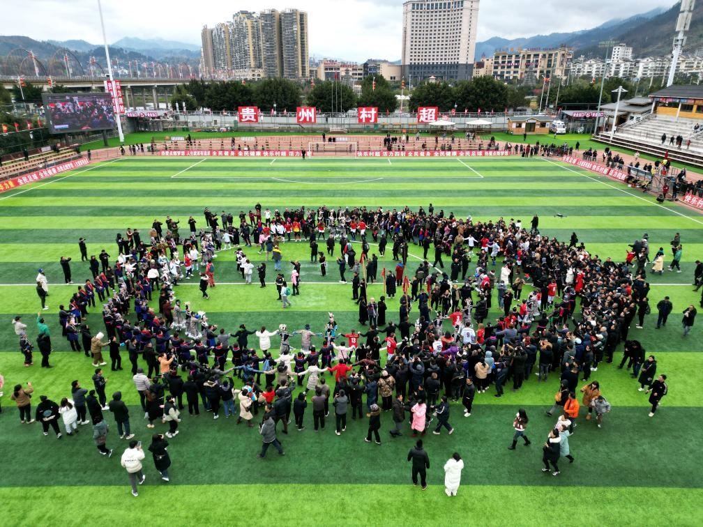 比賽結束后，兩隊隊員、親友團和大批觀眾手拉手跳起侗族舞蹈。新華社發(fā)（王炳真攝）