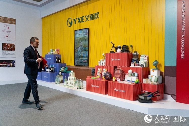 “義新歐”中歐班列（義烏—馬德里）開(kāi)行十周年成果展上展出班列運(yùn)送的各類商品。大衛(wèi)·阿瑪爾攝