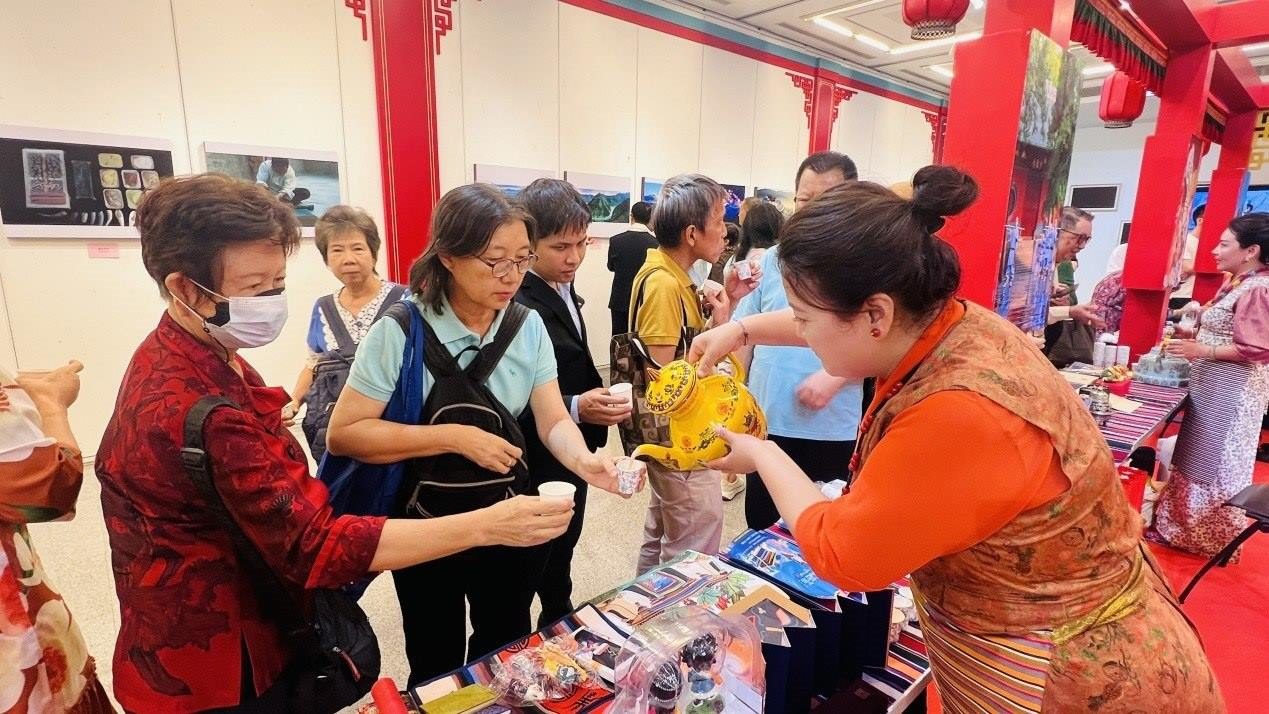 觀眾爭相體驗酥油茶。曼谷中國文化中心供圖