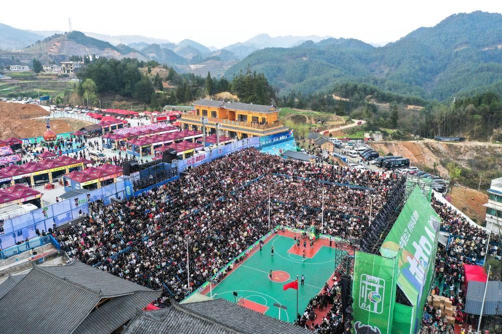 貴州省臺(tái)江縣舉辦的2024年“村BA”球王爭霸賽現(xiàn)場（2024年3月22日攝，無人機(jī)照片）。新華社記者 楊文斌 攝